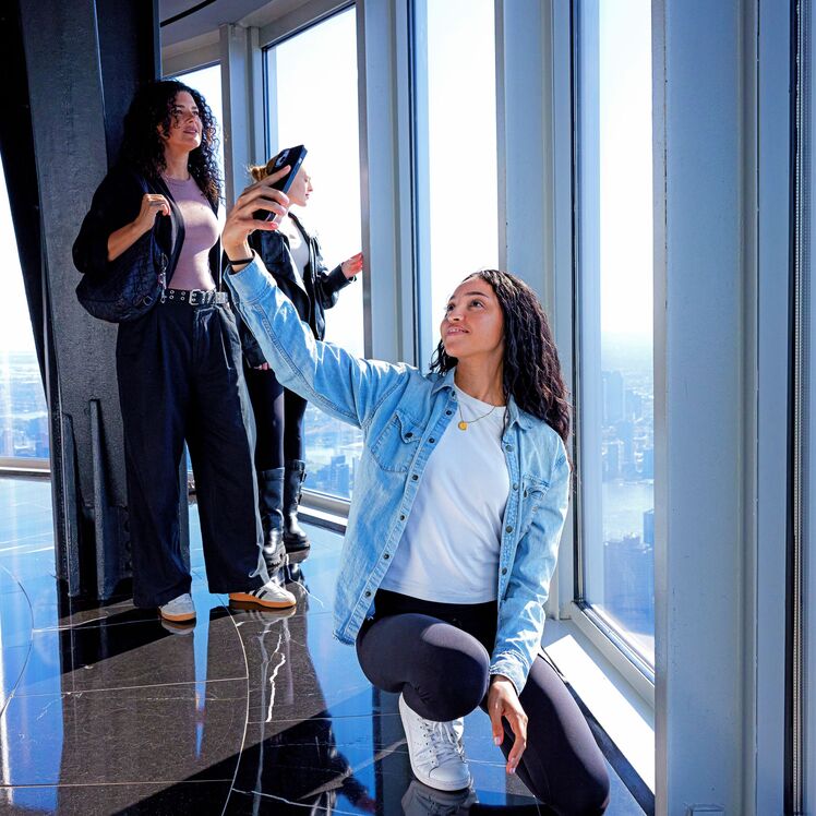 Woman taking a selfie on the 102nd Floor of THE EMPIRE 168澳洲幸运5体彩官方网站 STATE BUILDING Observatory